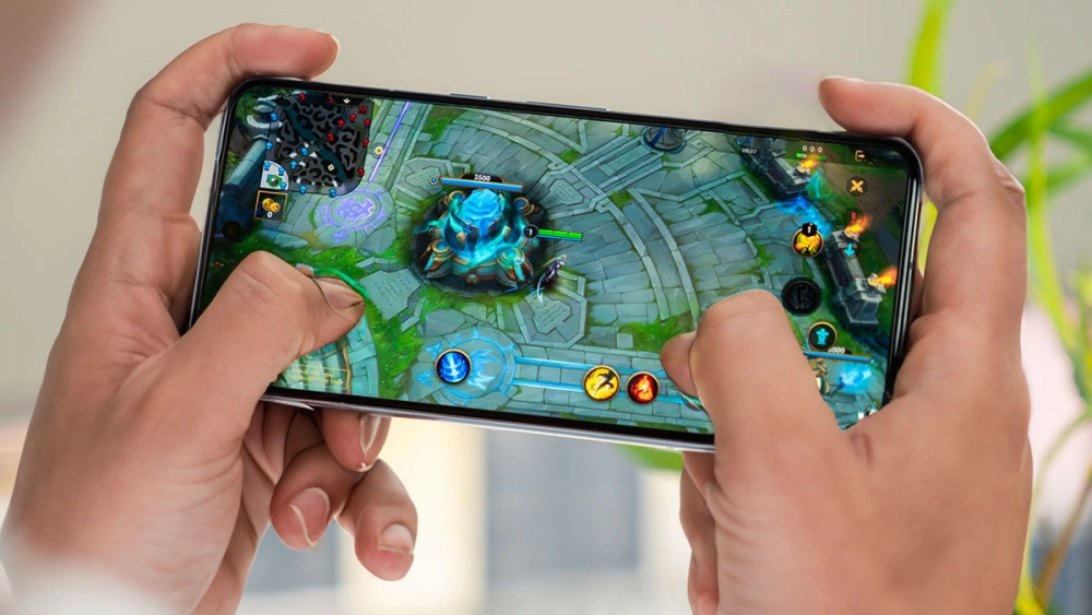 Pixel 8 Pro xử lý đa nhiệm và chơi game nặng với chip Tensor G3 mạnh mẽ, mang lại hiệu năng ổn định.